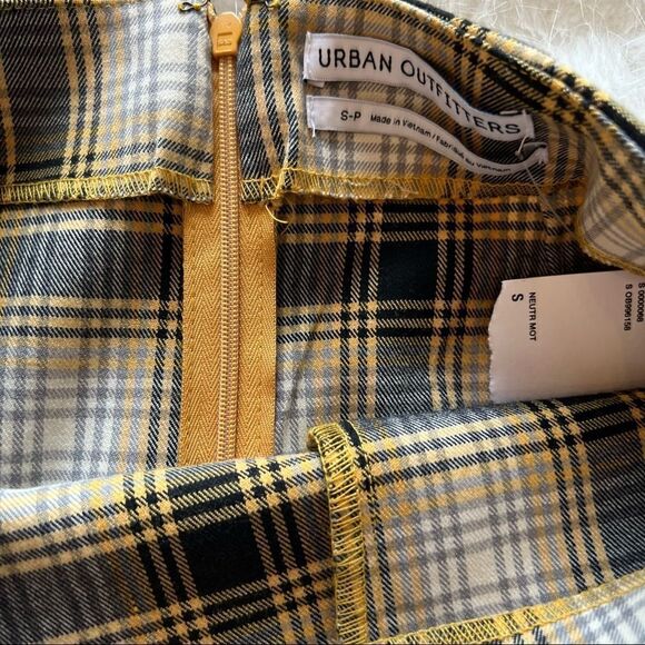 Urban Outfitters Plaid Skirt (S) - Picture 4 of 7